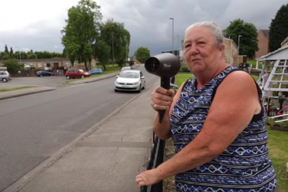 (VIDEO) BAKA UZELA STVARI U SVOJE RUKE: Evo kako se fenom bori protiv bahatih vozača!