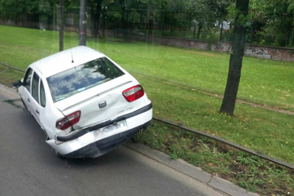 DVOJE POVREĐENO U UDESU KOD ŠEĆERANE: Vozilo završilo na zaštitnoj ogradi