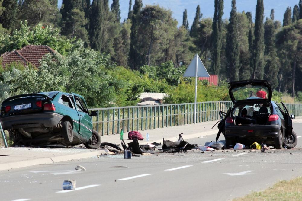 (VIDEO) FATALNA SAOBRAĆAJKA U CRNOJ GORI: Petoro poginulo, teško povređene devojčica i trudnica