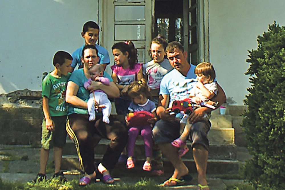HUMANO: Skućili porodicu sa sedmoro dece