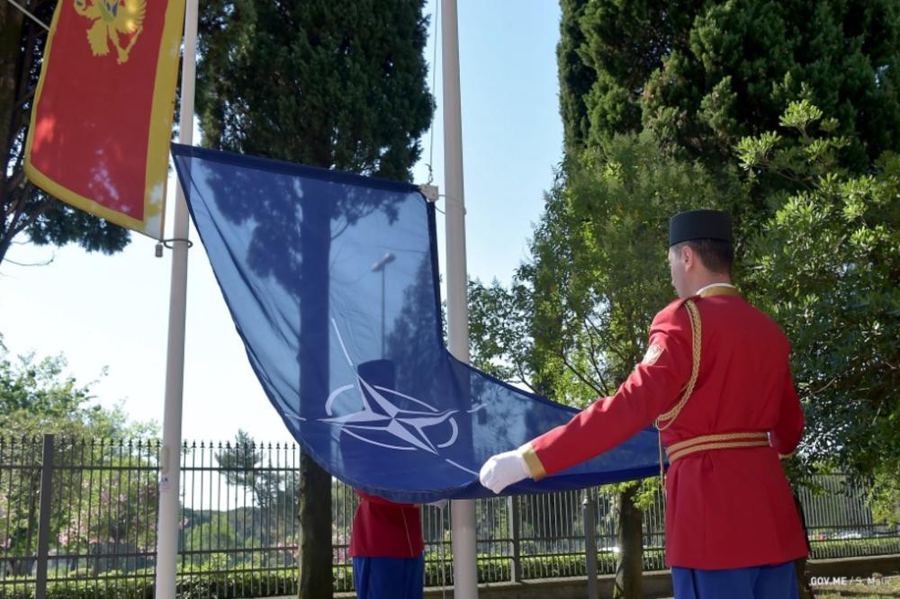 ZAVIJORILE SE JEDNA DO DRUGE: Širom Crne Gore podignute zastave NATO