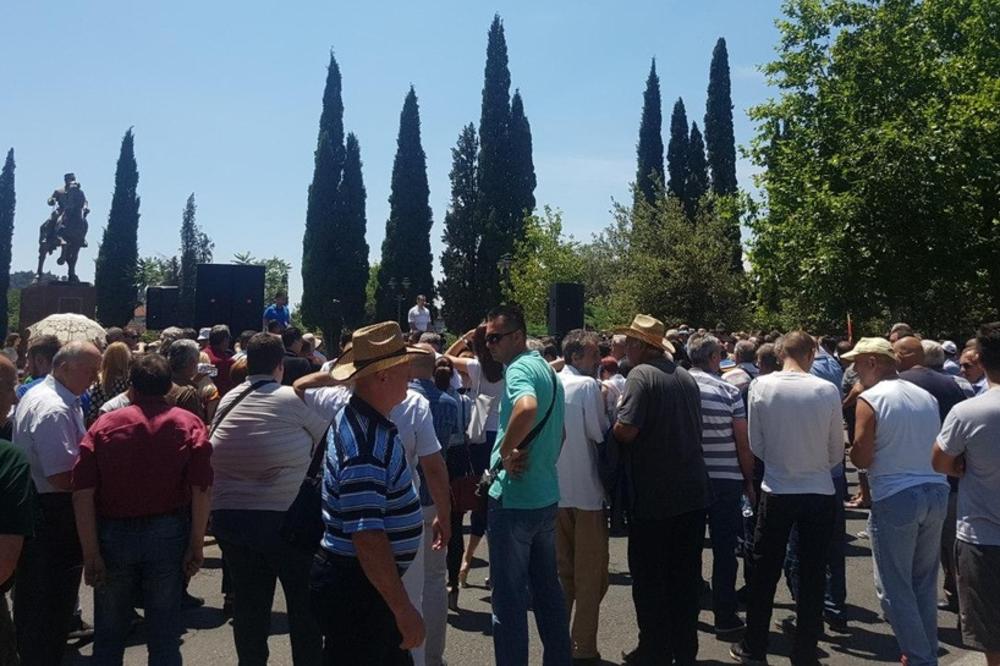 PROTEST U PODGORICI: Skup podrške Medojeviću ispred crnogorske skupštine