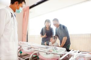 SLUČAJNO USVOJENA: Bolnica plaća odštetu zbog zamene beba