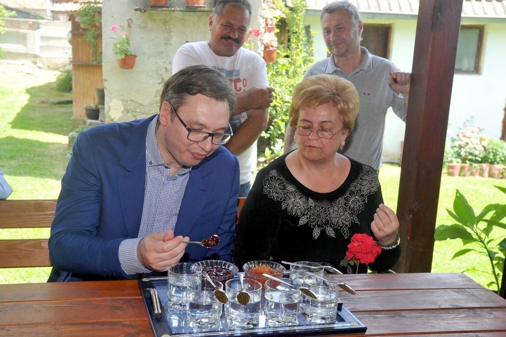 DOMAĆINU FLAŠU RAKIJE, GAZDARICI BOMBONJERU: Vučić obišao poplavljena pa obnovljena domaćinstva u Lučanima