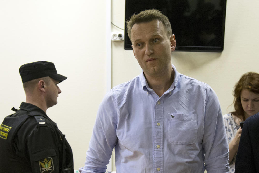 (VIDEO) IZVEO OPOZICIJU NA PROTESTE, A NIJE NAJAVIO: Navaljni osuđen na 30 dana zatvora