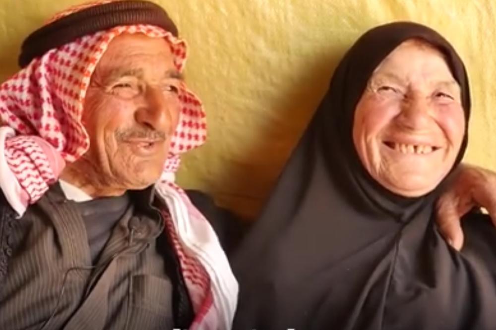 (VIDEO) IMAJU SAMO JEDNO DRUGO: Posle 65 godina braka i svih nesreća u Siriji, uspevaju da budu nasmejani
