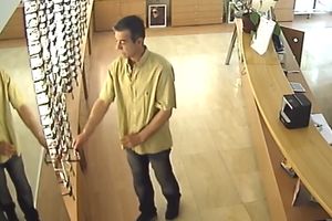 (VIDEO) PAŽNJA, LOPOV: Muškarac ukrao naočare naočigled sigurnosne kamere