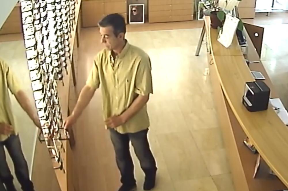 (VIDEO) PAŽNJA, LOPOV: Muškarac ukrao naočare naočigled sigurnosne kamere