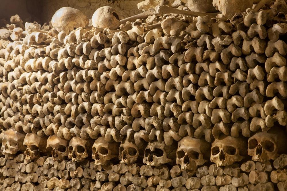 KAO U NAJGOREM HORORU: Tinejdžeri bili zarobljeni u katakombama okruženi milionima mrtvačkih glava!