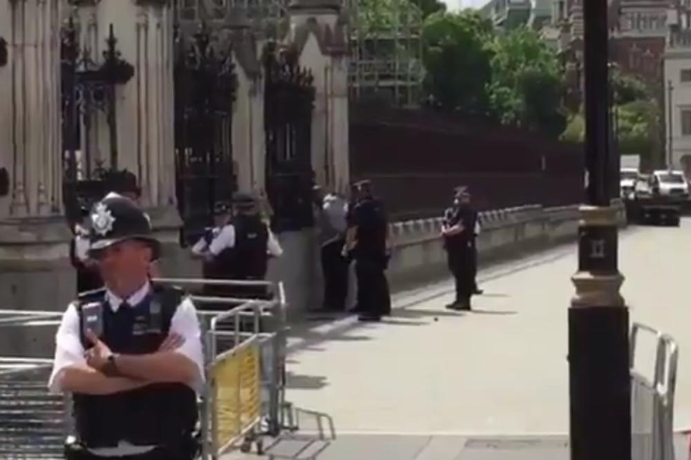 (VIDEO) PUCNJI ISPRED BRITANSKOG PARLAMENTA: Policija uhapsila naoružanog muškarca!