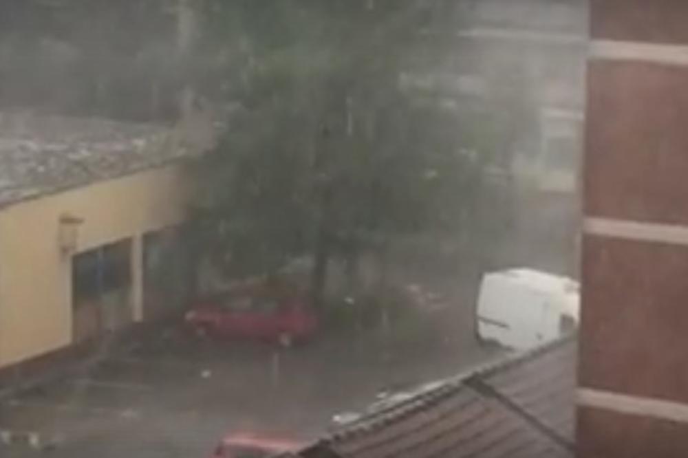 (VIDEO) KATAKLIZMA U BIHAĆU: Grad i obilna kiša blokirali ulice