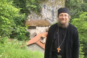 (FOTO) MANASTIR CRNA REKA: Iguman Sava Janjić obeležava 28 godina monaškog života