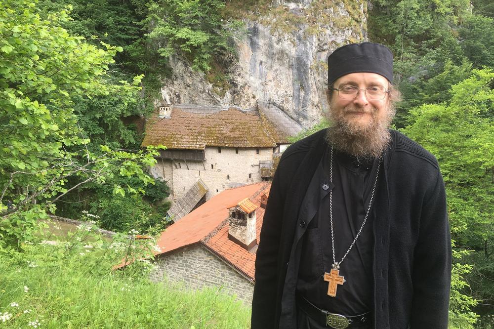 (FOTO) MANASTIR CRNA REKA: Iguman Sava Janjić obeležava 28 godina monaškog života