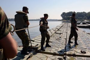 (FOTO) PREMOŠĆEN DUNAV KOD ZEMUNA: Vojska montirala pontonski most ka plaži Lido