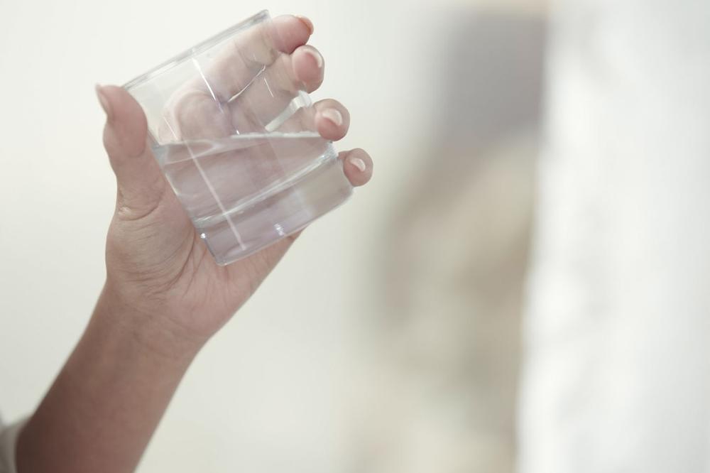 PROVERITE ZDRAVLJE ZA 30 SEKUNDI: Trik sa čašom vode kom ćete biti zahvalni!