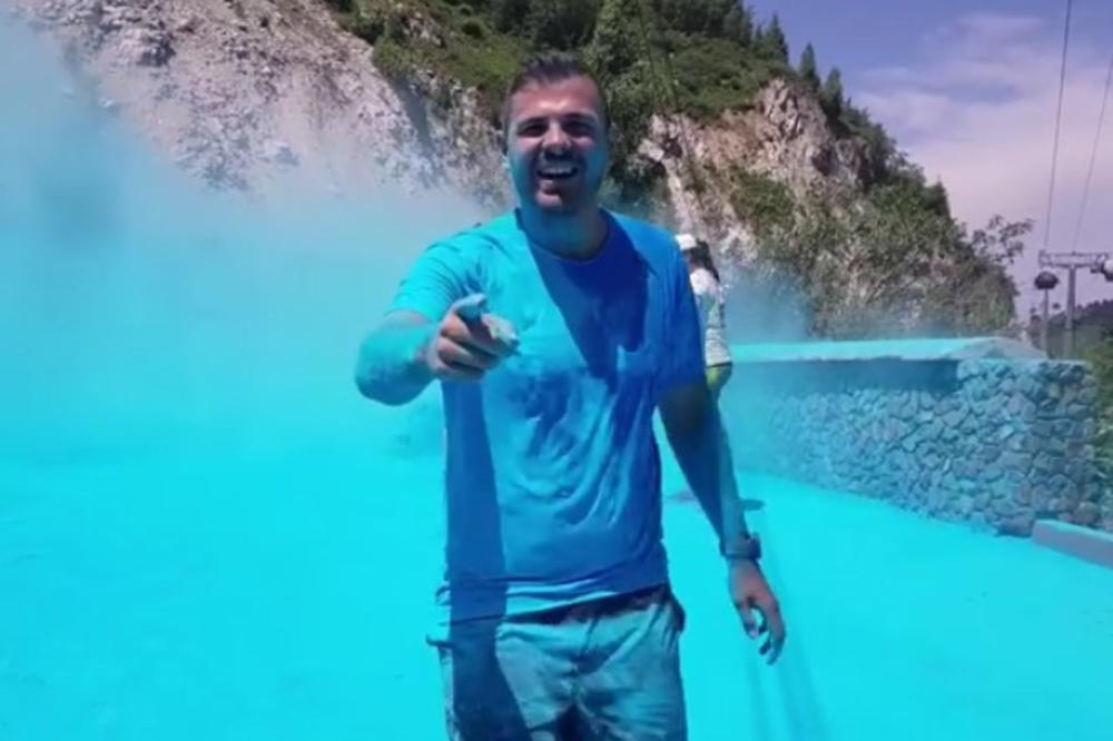 (VIDEO) POZNATI AVANTURISTA POSTAO ŠTRUMPF: Kristijana obojili u plavo, oduševićete se njegovom reakcijom!