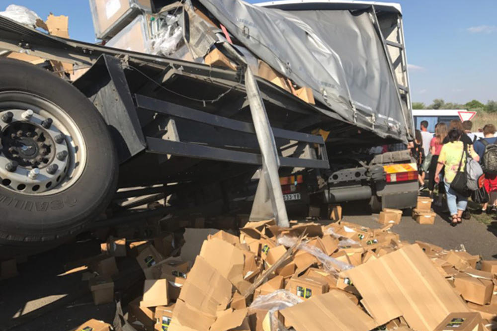 (FOTO) UDES NA JUGU MAĐARSKE: Kamion iz Srbije se zakucao u voz!