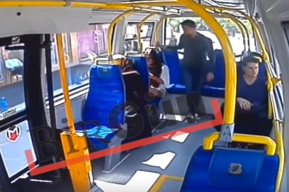 (VIDEO) SKANDAL U TURSKOJ: Brutalno napao ženu u prevozu jer mu se nije dopalo šta je obukla!