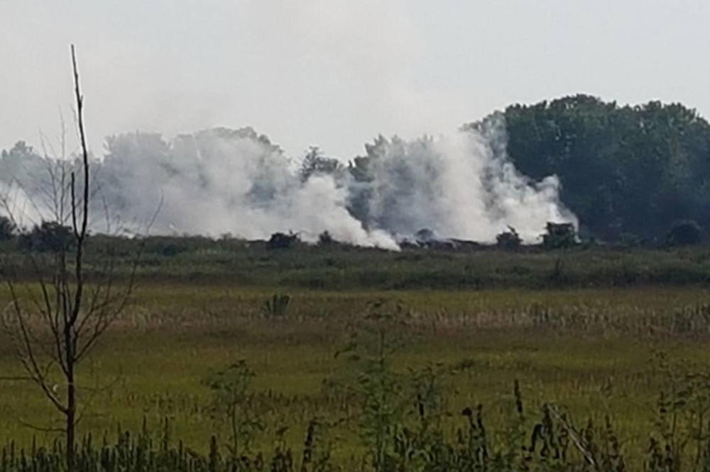 (FOTO) EKOLOŠKA KATASTROFA Deponija u Kačarevu i dalje gori, dim ide ka Padini