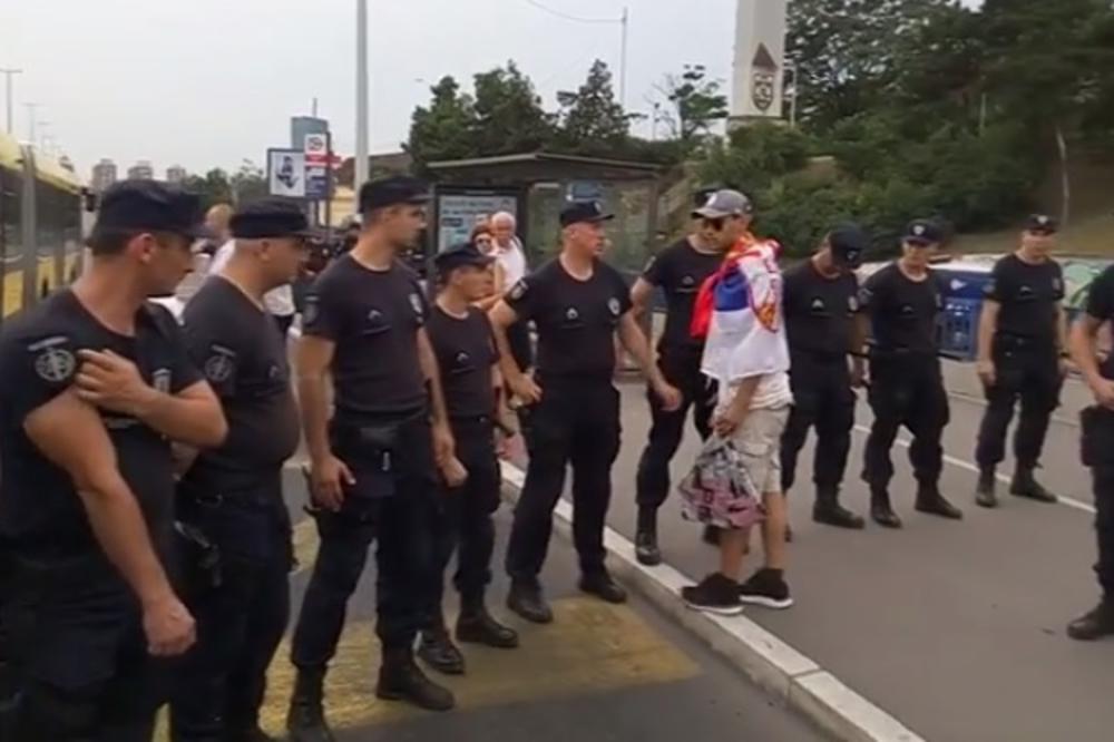 (KURIR TV) ZABRANJENA ZONA: Grupa demonstranata zaustavljena na Brankovom mostu da ne bi Vučiću pokvarili ugođaj