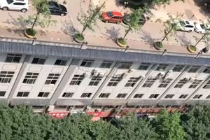 (VIDEO) VOZE IM PO GLAVAMA: Na krovu četvorospratne zgrade nikao put!