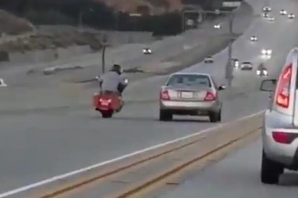 (VIDEO) AUTOPUT UŽASA: Sve je počelo kada je motociklista šutnuo kola