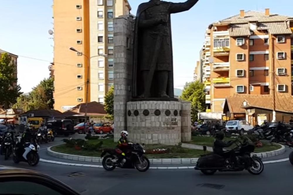 (VIDEO) BAJKERI UOČI VIDOVDANA U KOSOVSKOJ MITROVICI: Kad dođemo ovde, svako traži svoje mesto, svoj suncobran, krov...