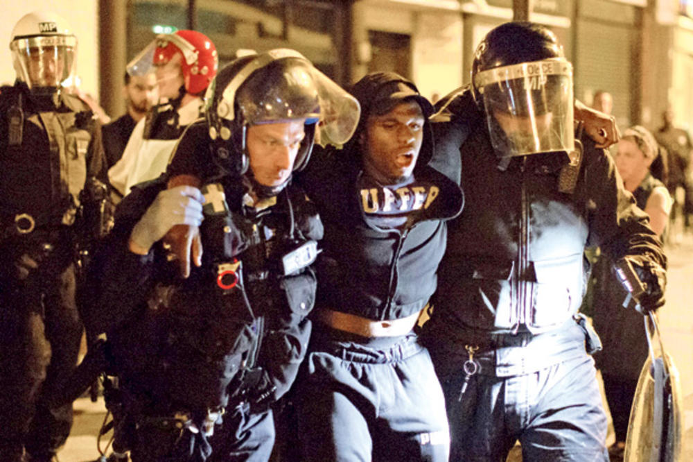 POTPUNA ANARHIJA: U sukobima u Londonu ranjeno šest policajaca