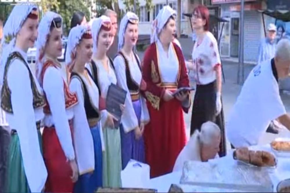 (VIDEO) PRIJEDORČANI POKAZALI DA JE NAJVAŽNIJE BITI ČOVEK: Bošnjaci i Srbi podelili bajramsku baklavu!