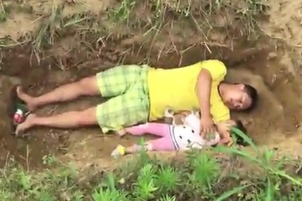 LJUBAVI MOJA, DA SE NAVIKNEŠ: Otac vodi bolesnu ćerku na groblje i s njom leži u grobu! (VIDEO)