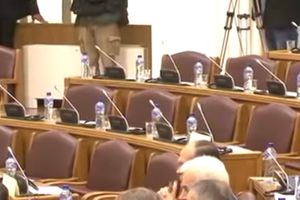 DRŽE SE REČI: Poslanici Demokratskog fronta prenoćili u parlamentu, brane Medojevića do kraja