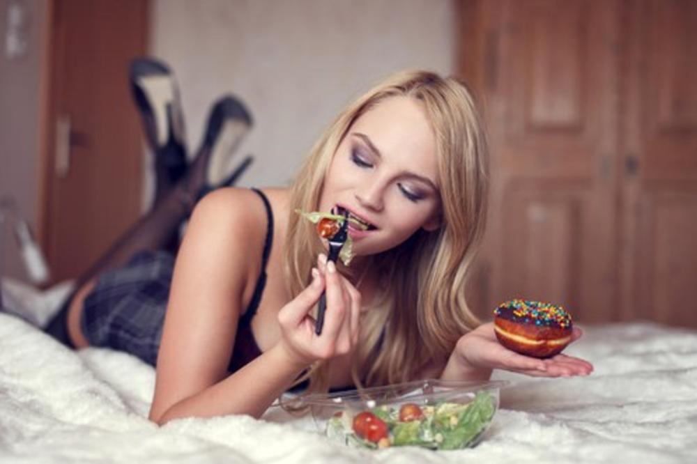 IDETE NA SPAVANJE GLADNOG STOMAKA? Čuveni nutricionista otkrio šta će se desiti s kilogramima ne jedete posle 18 sati!