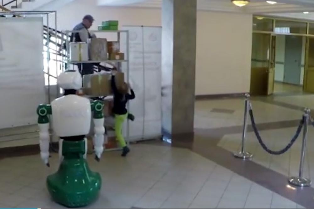 (VIDEO) RUSKI ROBOT NEOČEKIVANI HEROJ: Spasio devojčicu, inženjeri tvrde da nije bio programiran za to