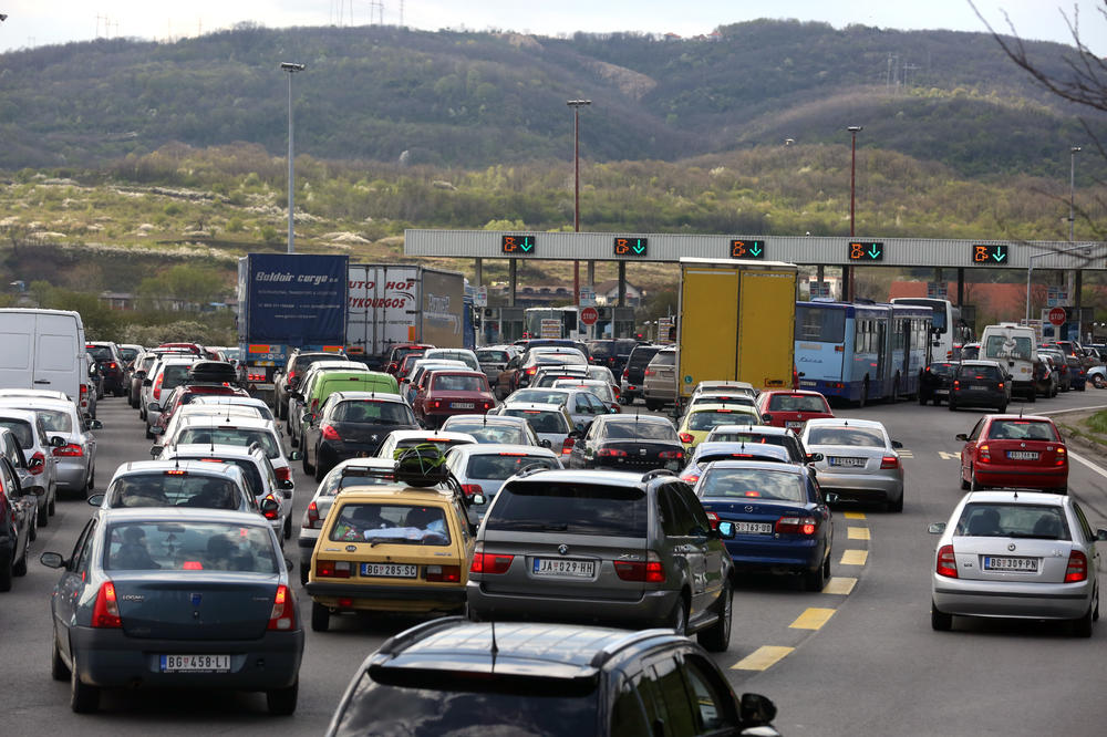 VELIKE GUŽVE KOD BUBANJ POTOKA: Na naplatnoj rampi čeka se po pola sata