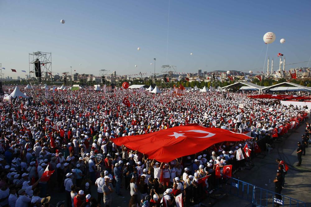 KRAJ MARŠA ZA PRAVDU: Posle prepešačenih 450km, stotine hiljada Turaka se okupilo na protestu u Istanbulu