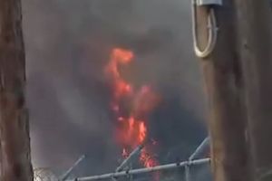 (VIDEO) MIGRANTI DIVLJAJU PO LEZBOSU: Zapalili centar za prihvat, brane vatrogascima prilaz, situacija van kontrole