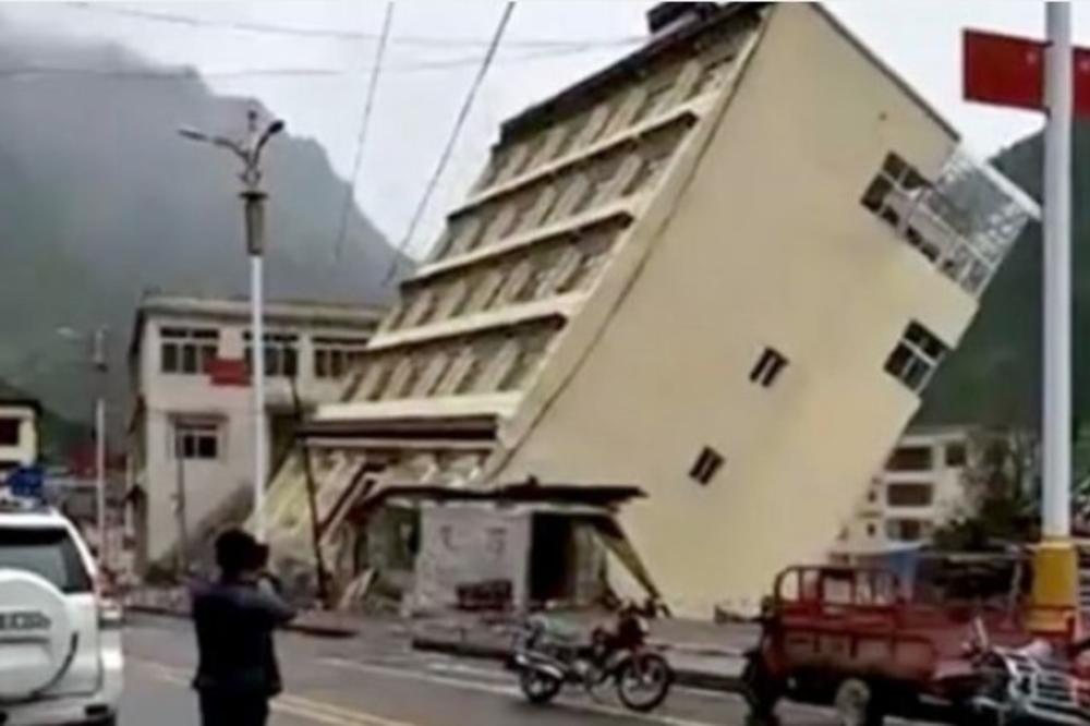 (VIDEO) JEDVA ŽIVE GLAVE IZVUKLI: Zgrada se srušila kao sveća u reku!