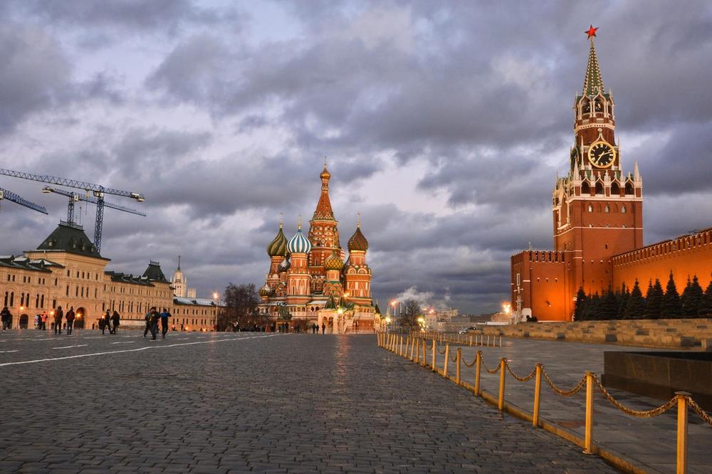 MOSKVA PREDUZELA POSEBNE MERE: Rusi parking za diplomate SAD pretvorili u pešački prelaz