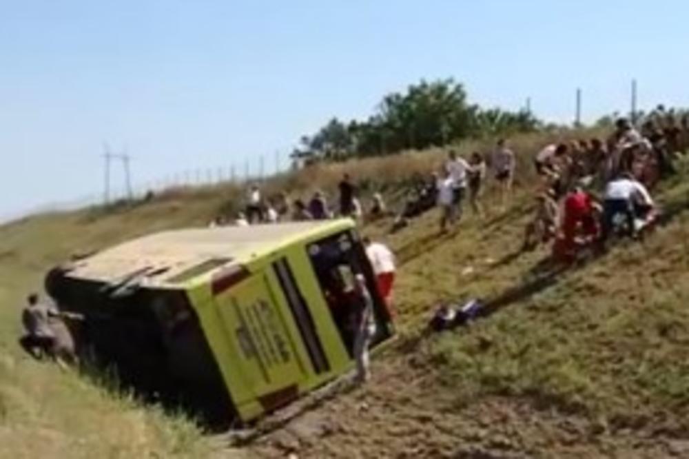 (VIDEO) TEŠKA NESREĆA KOD SUBOTICE: Prevrnuo se autobus pun dece, poginuo vozač