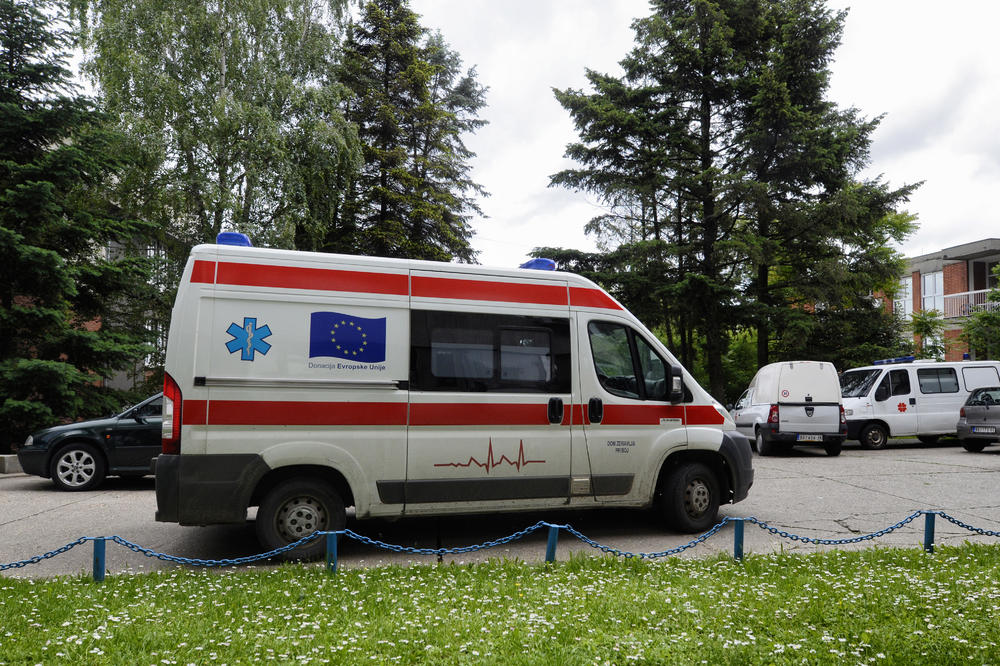 NOĆ U BEOGRADU: Dečak povređen na parkingu ispred Skupštine!