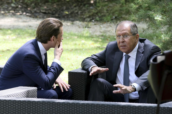 (FOTO) PAPARACO IVICA: Dačić uhvaćen u nezgodnom trenutku! Evo šta on radi dok Lavrov i Kurc razgovaraju!