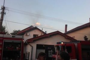 VRUĆINA ZAPALILA KROVOVE U LESKOVCU: Vatra podigla na noge celo naselje