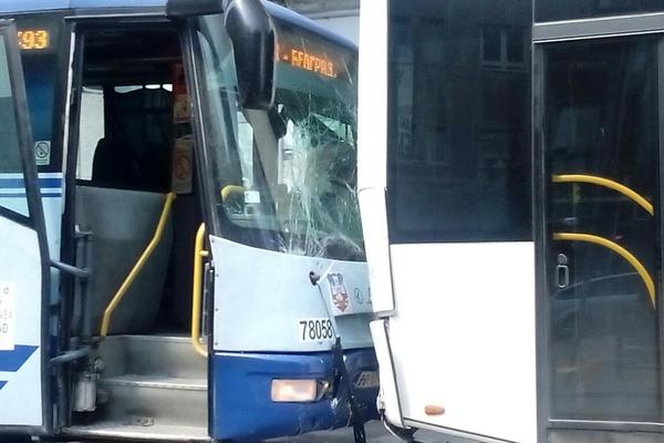(FOTO) SAOBRAĆAJKA: Sudar autobusa u Sarajevskoj, 3 osobe lakše povređene