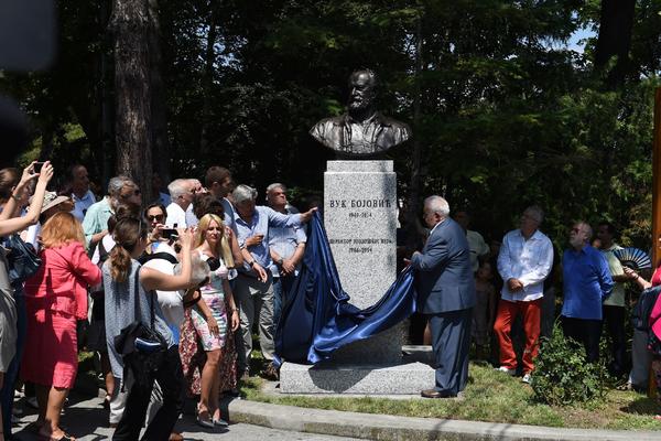 SVEČANOST U Beo-zoo vrtu otkriven spomenik Vuku Bojoviću