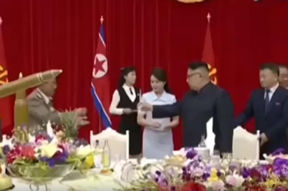 (VIDEO) SUMNJALO SE DA JE UBIJENA: Žena Kim Džong-una napokon viđena u javnosti i to na neverovatnoj proslavi