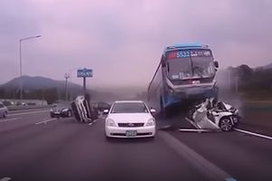 (UZNEMIRUJUĆI VIDEO) AUTOMOBILI LETELI NA SVE STRANE: Autobus ostao bez kočnica, gazio sve pred sobom!