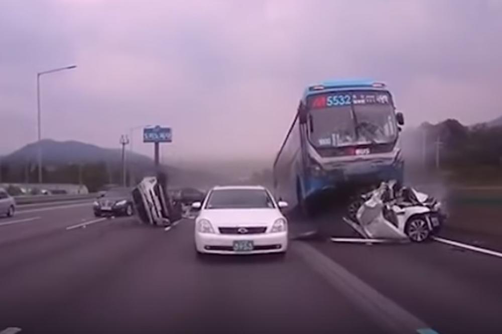 (UZNEMIRUJUĆI VIDEO) AUTOMOBILI LETELI NA SVE STRANE: Autobus ostao bez kočnica, gazio sve pred sobom!