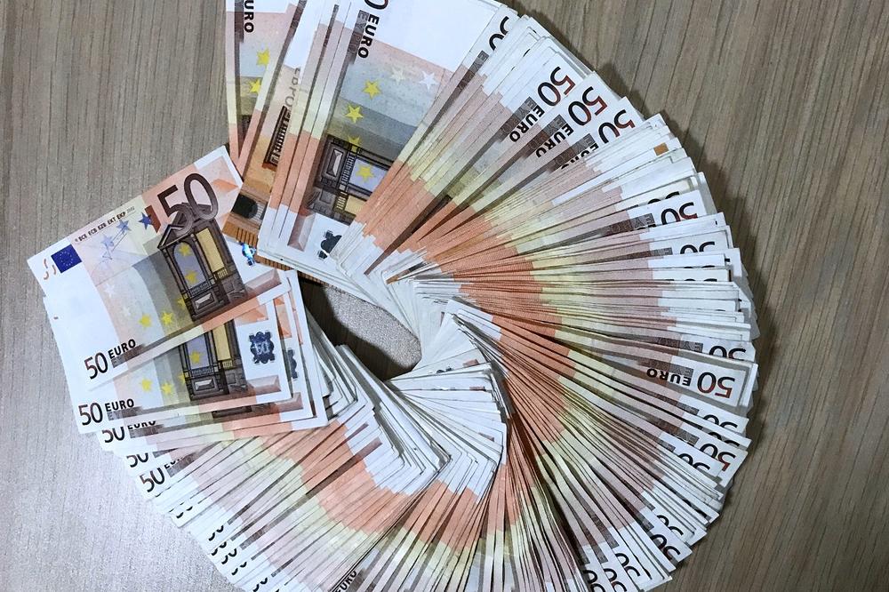 POKUŠAO TOKOM NOĆI DA PRENESE NOVAC PREKO BATROVACA: Krio 50.000 evra u naslonu za ruke!