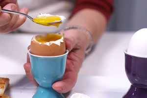 IDEALAN OBROK: Stavila je ovo u vodu sa jajima koje je kuvala i evo šta je dobila! (VIDEO)
