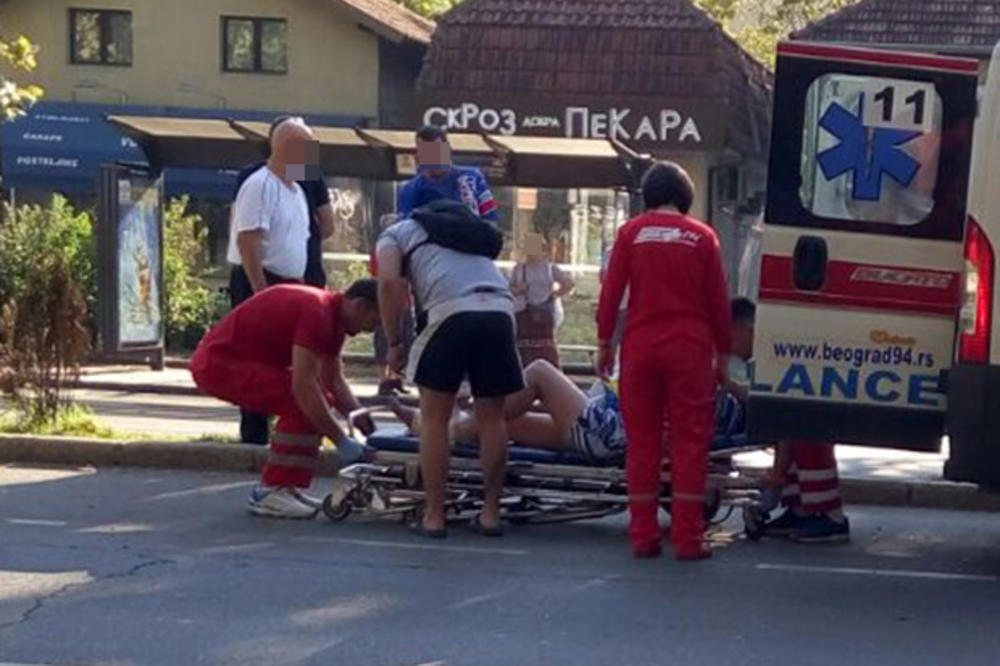 (FOTO) NESREĆA U NOVOM BEOGRADU: Izgubio kontrolu nad autom izbegavajući pešaka koji je pretrčavao ulicu! Žena zadobila povredu noge!